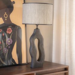 Unieke houten tafellamp met sculptuurvorm, passend bij modern interieur en decoratie, ontworpen door Mokana Meubelen.