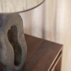 Strak houten tafellamp met uniek ontwerp en warme uitstraling, perfect voor modern interieur, gemaakt door Mokana Meubelen, kwaliteit en vakmanschap.