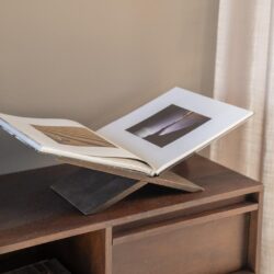 Elegant houten meubelstuk met een moderne boekenstandaard en een open fotoboek, perfect voor woonkamer of studeerkamer.