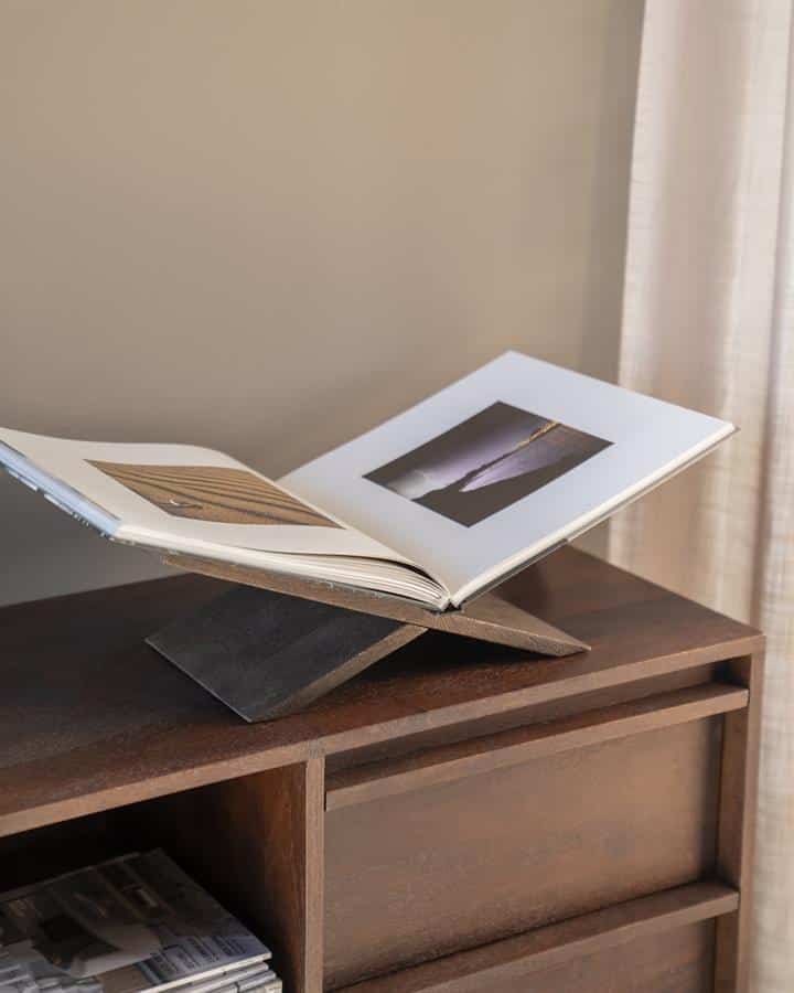 Elegant houten meubelstuk met een moderne boekenstandaard en een open fotoboek, perfect voor woonkamer of studeerkamer.