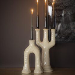 Strakke keramische kaarsenhouder in de vorm van een cactus met waxinelichthouders, stijlvol en modern ontwerp voor elegante interieurdecoratie.