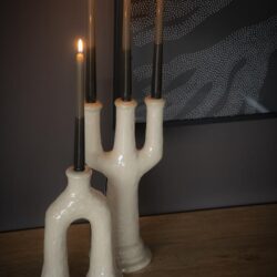 Kaarsenhouder van keramiek met drie kaarsen, modern en stijlvol interieuraccessoire, passend bij Mokana meubelen, elegant en uniek ontwerp, warme sfeer creëren met kaarslicht, handgemaakt keramiek, exclusieve woondecoratie, duurzame materialen, stijlvolle woonaccessoire, design meubel, trendaankleding.