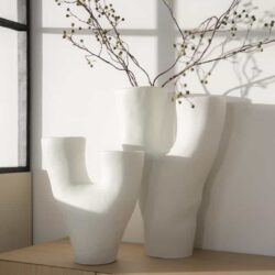 Moderne witte keramische vazen met natuurlijke takken decoratie voor woonkamer of eetkamer. Perfect voor stijlvolle en Minimalistische interieurstijlen.