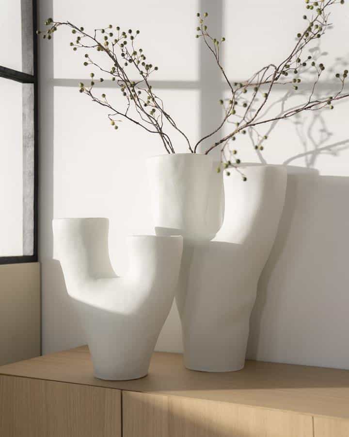 Moderne witte keramische vazen met natuurlijke takken decoratie voor woonkamer of eetkamer. Perfect voor stijlvolle en Minimalistische interieurstijlen.