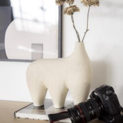 Moderne beige keramieken dierenvaas met gedroogde bloemen, stijlvol decor voor in huis.