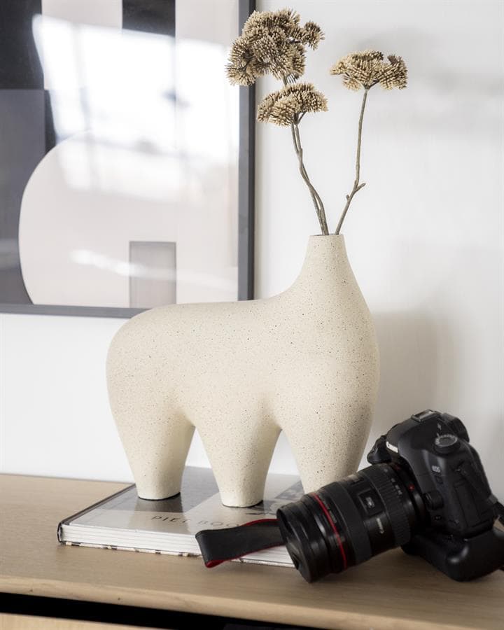 Moderne beige keramieken dierenvaas met gedroogde bloemen, stijlvol decor voor in huis.