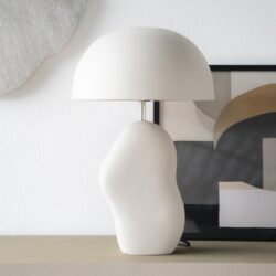 Vrouwelijke keramische tafel lamp in wit modern minimalistisch design op een dressoir, decoratie en verlichting voor een strak en elegant interieur.