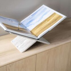 Naturale houten meubel, houten boekstandaard, meubelaccessoire voor fotografie en decoratie, elegante houten decoratie, duurzame houtsoort voor interieur.