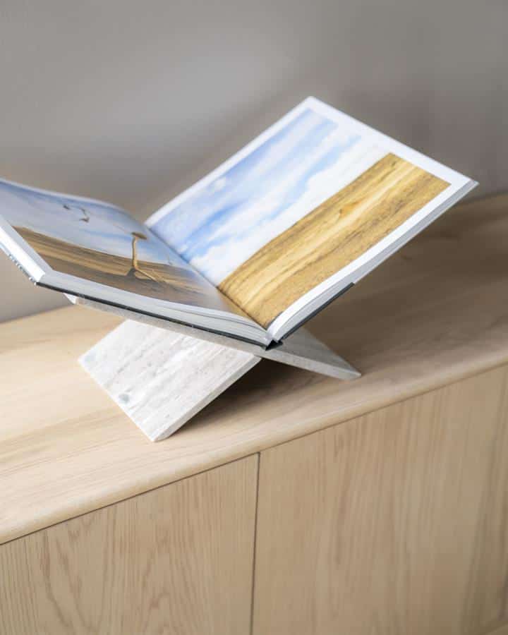 Naturale houten meubel, houten boekstandaard, meubelaccessoire voor fotografie en decoratie, elegante houten decoratie, duurzame houtsoort voor interieur.