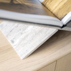 Natuurlijke houten meubelen met marmeren details, modern design door Mokana Meubelen.
