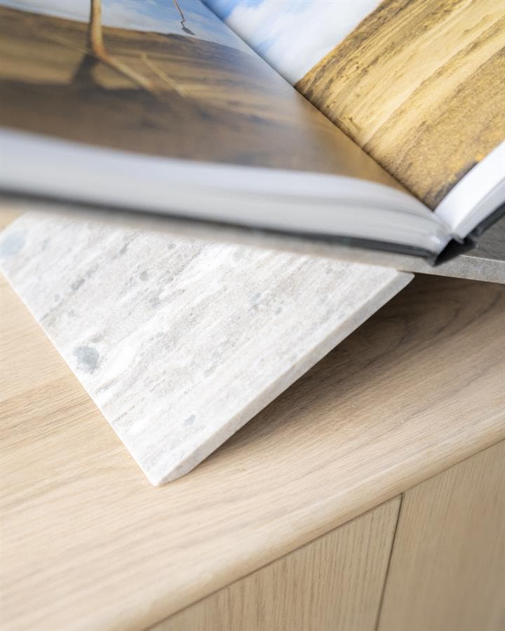 Natuurlijke houten meubelen met marmeren details, modern design door Mokana Meubelen.