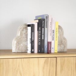 Geurkaarsenhouder van natuursteen op houten meubel, modern en minimalistisch design, woondecoratie, lifestyle accessoire, duurzame materialen.