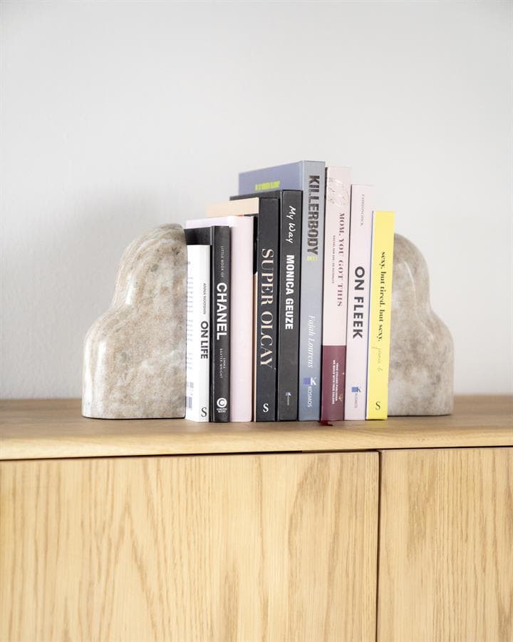 Geurkaarsenhouder van natuursteen op houten meubel, modern en minimalistisch design, woondecoratie, lifestyle accessoire, duurzame materialen.