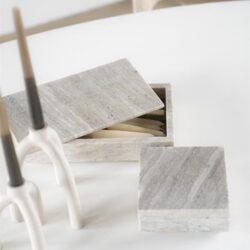 Strak vormgegeven meubelaccessoires voor moderne interieurdesign, marble look, minimalistisch en stijlvol, ideaal voor woonkamer of kantoor, Mokana Meubelen.
