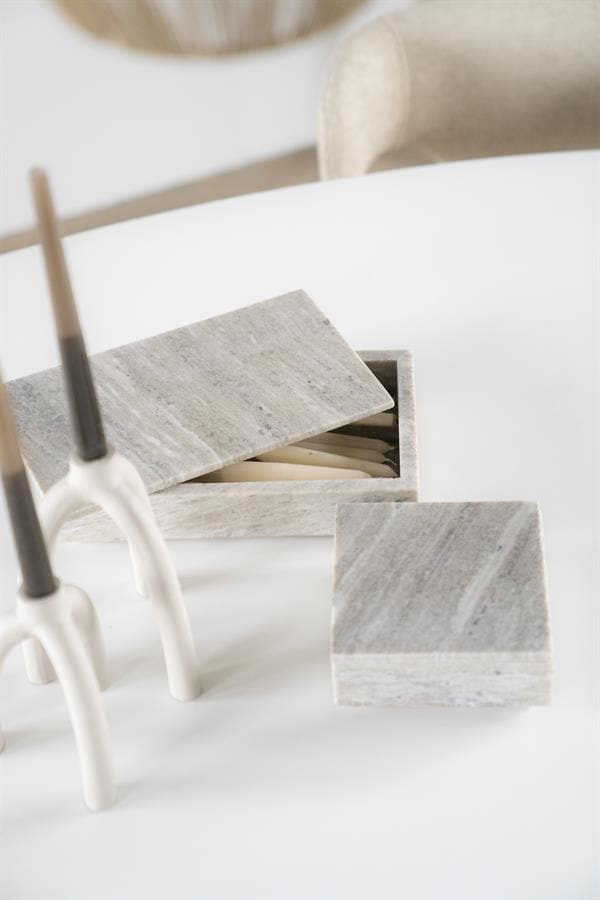 Strak vormgegeven meubelaccessoires voor moderne interieurdesign, marble look, minimalistisch en stijlvol, ideaal voor woonkamer of kantoor, Mokana Meubelen.