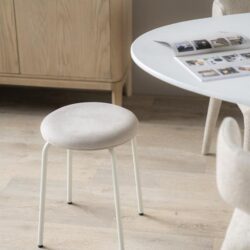 Houten kast met decoratieve vazen in een modern interieur, minimalistisch stijl, lichte kleuren, warme sfeer, natuurlijke materialen, meubelontwerp, woondecoratie, Mokana Meubelen.