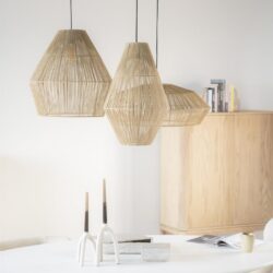 Houten hanglampen in modern interieur, perfect voor woninginrichting en meubels van Mokana Meubelen.