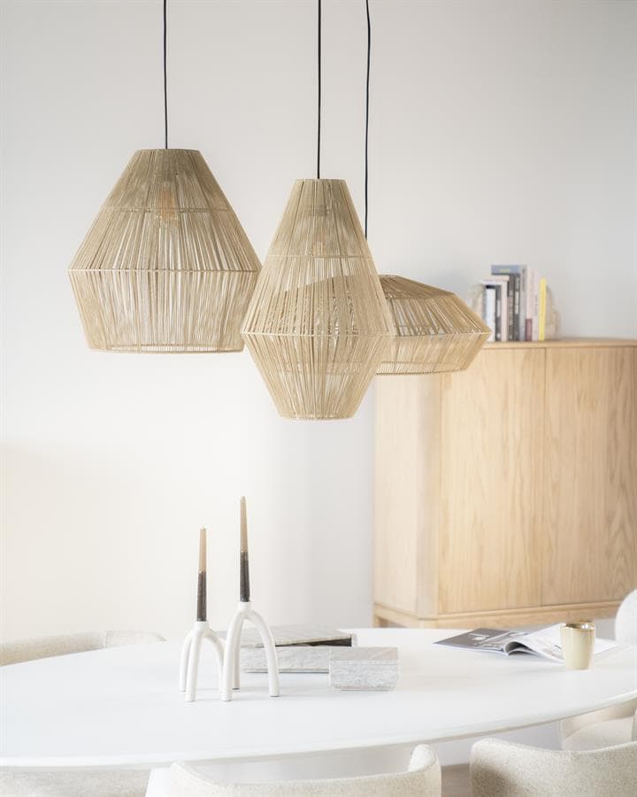 Houten hanglampen in modern interieur, perfect voor woninginrichting en meubels van Mokana Meubelen.