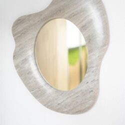 Uniek wandspiegel met moderne, organische vormgeving in marmerlook, perfect voor een stijlvolle interieurdecoratie.