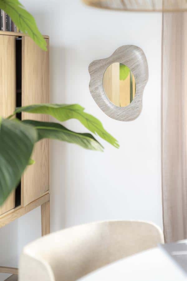 Moderne houten wandkast met plant en decoratief spiegel, minimalistisch interieur, natuurlijke materialen, designmeubelen, Scandinavisch stijl, woondecoratie, Mokana Meubelen.