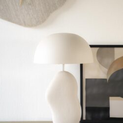 Elegant witte designlamp met abstract vormen, modern interieuraccessoire voor sfeervolle verlichting.