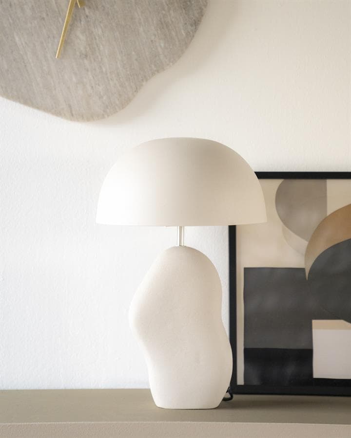 Elegant witte designlamp met abstract vormen, modern interieuraccessoire voor sfeervolle verlichting.
