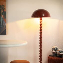 Unieke houten vloerlamp met gedraaide zuil en mokkenkap, stijlvolle interieuraccessoire voor woonkamer of slaapkamer. Modern design, warme sfeer, handgemaakt houtstuk, bijpassende meubels en decor.