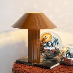 Decoratieve tafel lamp met vintage uitstraling en spiegelende disco ballen voor een trendy interieur, perfect voor een modern woonkamer of slaapkamer.