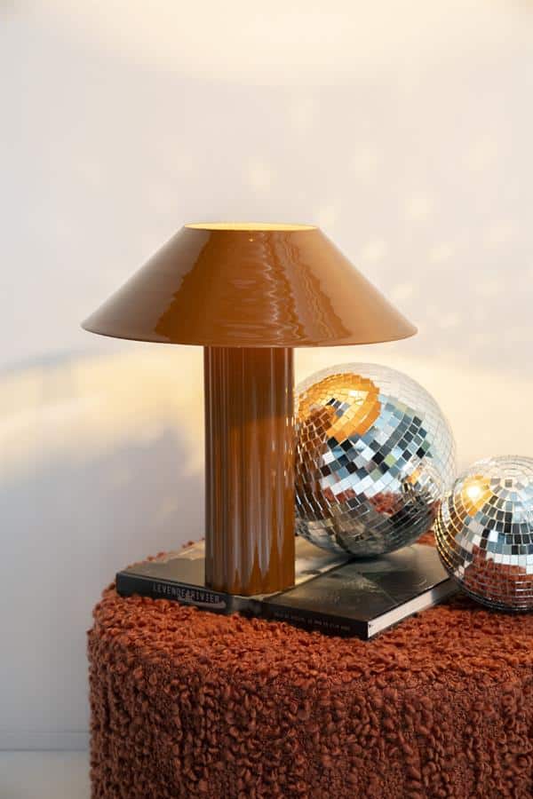 Decoratieve tafel lamp met vintage uitstraling en spiegelende disco ballen voor een trendy interieur, perfect voor een modern woonkamer of slaapkamer.