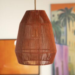 Houten hanglamp van Mokana Meubelen met uniek design en natuurlijke uitstraling.
