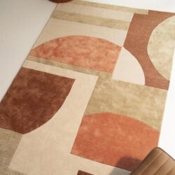 Modern geometrische vloerkleed met abstracte patronen in aardetinten voor woonkamer en interieurdecoratie.