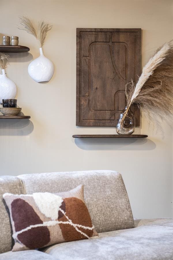 Nauwkeurige houten wanddecoratie met lade en decoratieve vazen met pampasgras, natuurlijke interieurstijl, sfeervolle woonkamer, Mokana meubelen, Scandinavisch design, warme en rustgevende sfeer, modernmeubelontwerp.