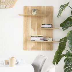 Houten wandplank met boeken en decoratie in een moderne woonkamer of eetkamer.