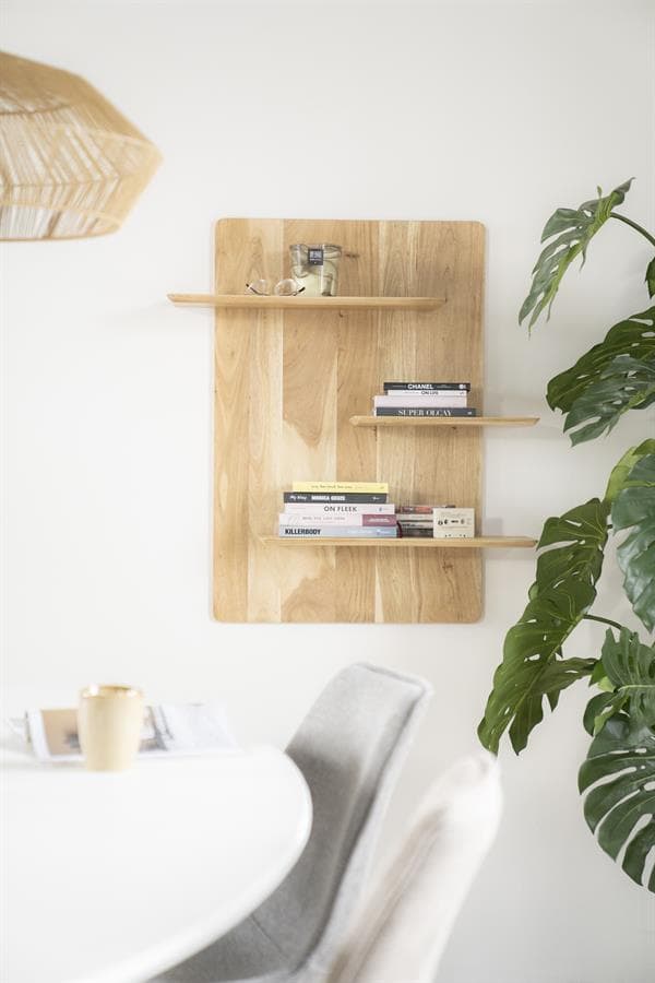 Houten wandplank met boeken en decoratie in een moderne woonkamer of eetkamer.