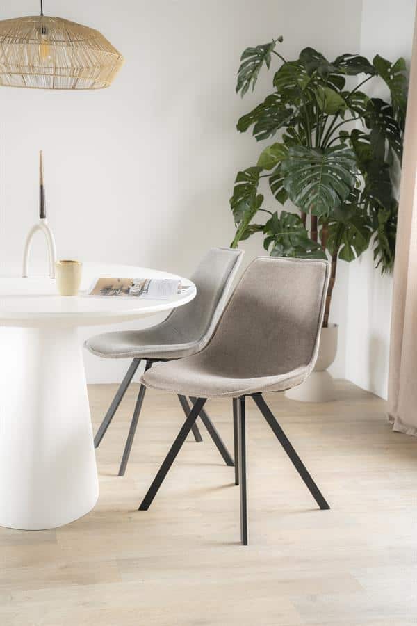 Eetkamerstoelen met zachte bekleding en zwarte metalen poten, modern en comfortabel, perfect voor een stijlvol interieur.