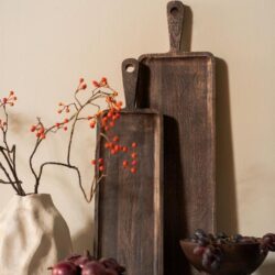 Rustieke houten snijplanken, decoratief op tafel met keramische vazen en fruit, stijlvolle landelijke woonaccessoires van Mokana Meubelen.