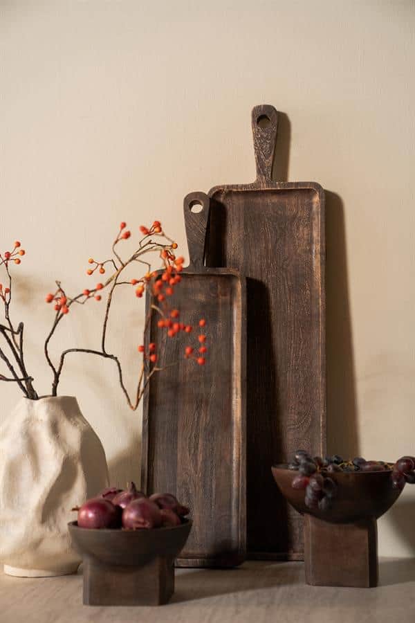 Rustieke houten snijplanken, decoratief op tafel met keramische vazen en fruit, stijlvolle landelijke woonaccessoires van Mokana Meubelen.