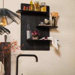 Krijtbord muurplank met keukenaccessoires en kruiden, moderne keukenopslag, houten planken, keuken decoratie, keukenorganisatie, stijlvolle woonkeuken, Mokana Meubelen inspiratie.