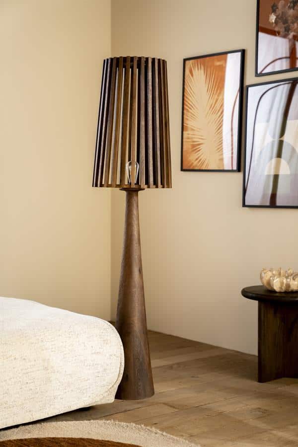 Kandelaardecoratie, houten vloerlamp in modern wooninterieur met kunst aan de wand.