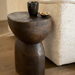 Unieke houten bijzettafel met een natuurlijke, rustieke uitstraling, perfect voor modern en industrieel interieur. Gemaakt van massief hout, handgemaakt design.