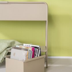 Grote bewaarbox met boeken en tijdschriften in een modern interieur met pastel kleuren.
