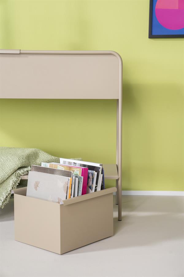Grote bewaarbox met boeken en tijdschriften in een modern interieur met pastel kleuren.