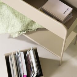 Elegant beige nachtkastje met opbergruimte en magazinehouder, perfect voor modern interieur en woonaccessoires.