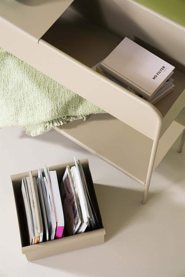 Elegant beige nachtkastje met opbergruimte en magazinehouder, perfect voor modern interieur en woonaccessoires.