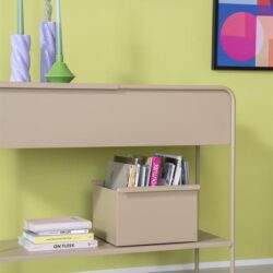 Moderne beige wandkast met open opbergkast en boeken, perfect voor een stijlvolle en functionele woonruimte.