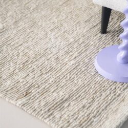 Gezellige beige vloerkleed met zachte textuur voor living en slaapkamers – perfect voor een warme sfeer in huis.