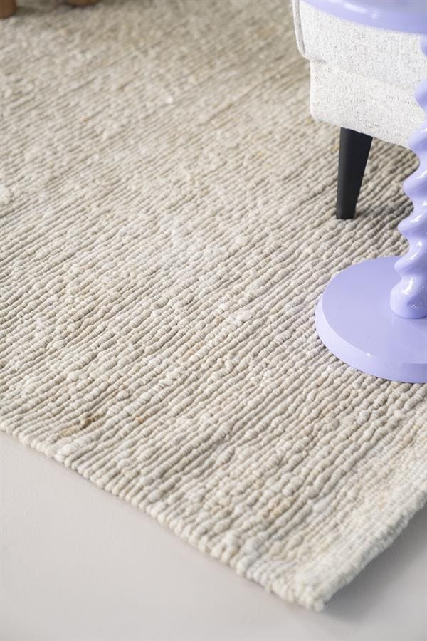 Gezellige beige vloerkleed met zachte textuur voor living en slaapkamers – perfect voor een warme sfeer in huis.
