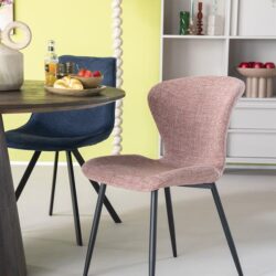 Comfortabele eetkamerstoel met zachte bekleding en slanke zwarte poten in een modern interieur.