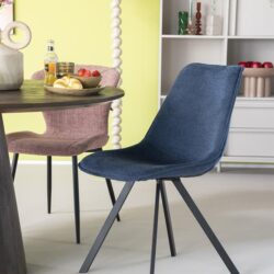 Modern blauwe velvet eetkamerstoel met zwarte metalen poten, comfortabel ontworpen voor stijlvol dineren en interieurdecoratie.