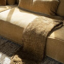 Luxueus stoffen bank met beige stoffen en knusse kussens, modern ontwerp en comfortabele uitstraling. Perfect voor stijlvolle en gezellige woonkamers.